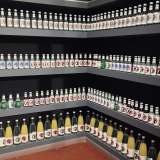 ... e l�azienda produce oltre alle classiche gassosa e limonata, anche acqua tonica, aranciata, spuma e pompelmo
